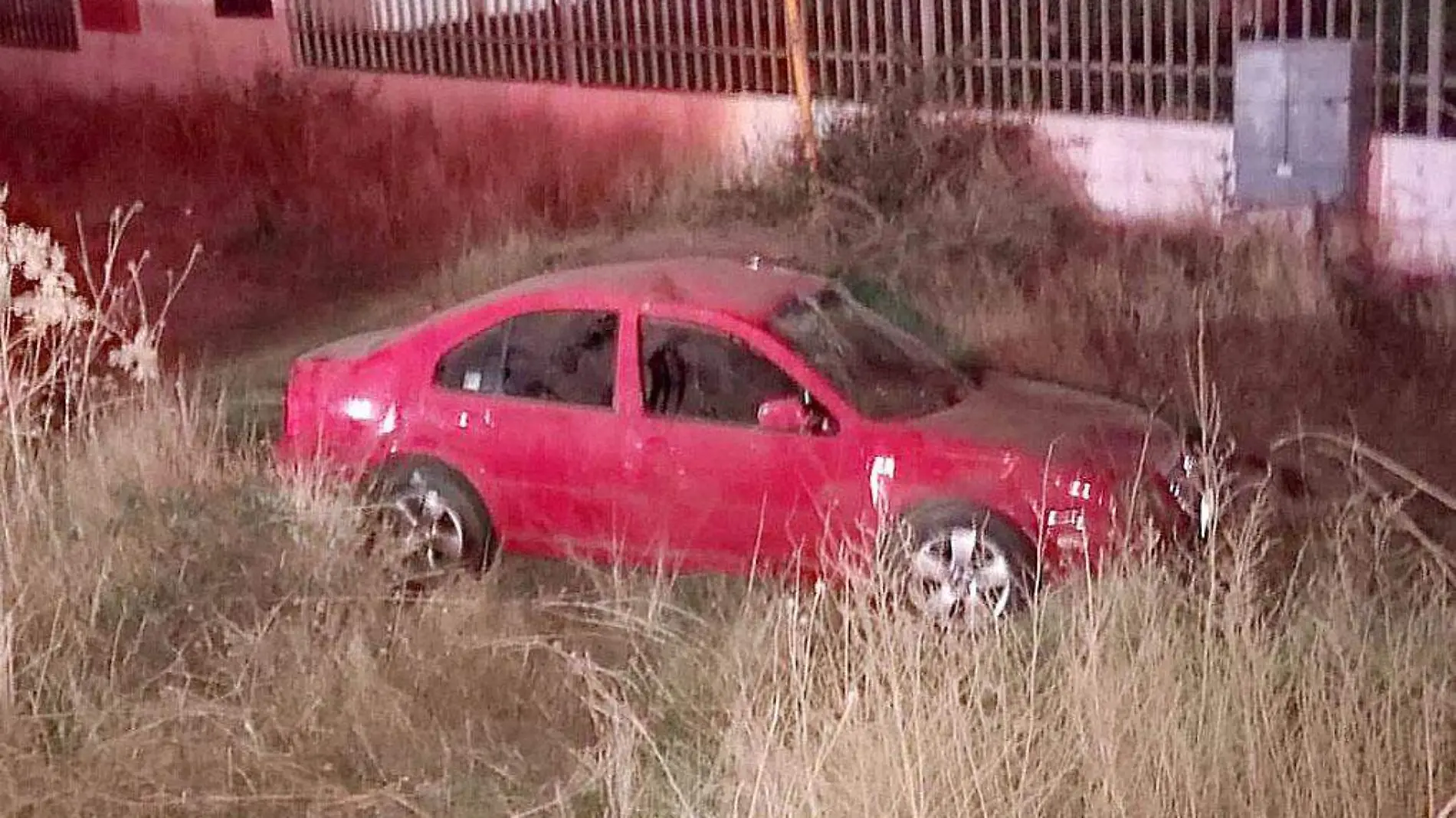 Auto fuera del camino